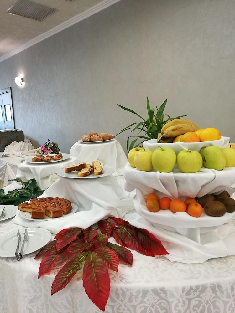 Hotel Santa Caterina Village Club Скалеа Екстериор снимка