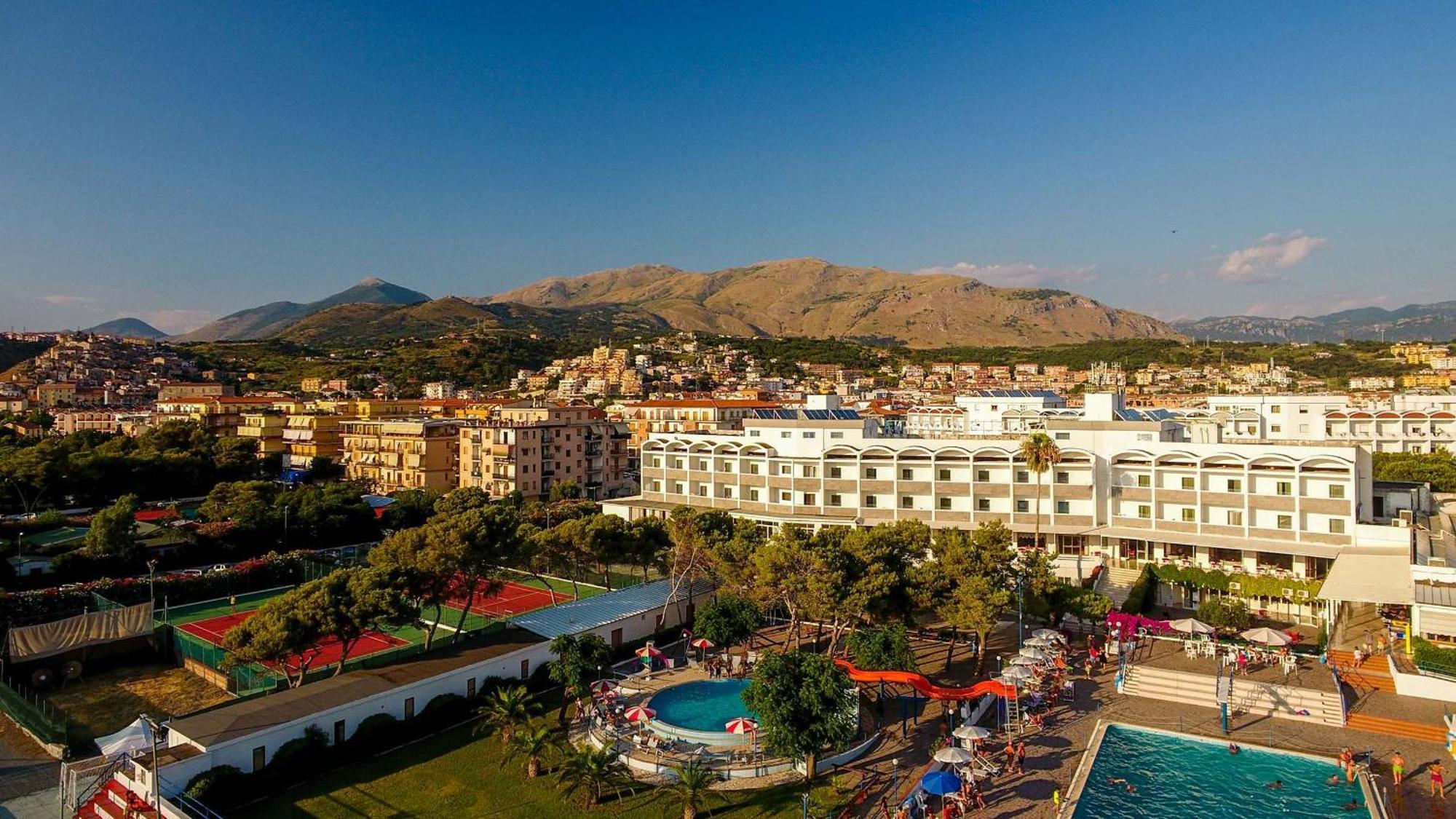 Hotel Santa Caterina Village Club Скалеа Екстериор снимка